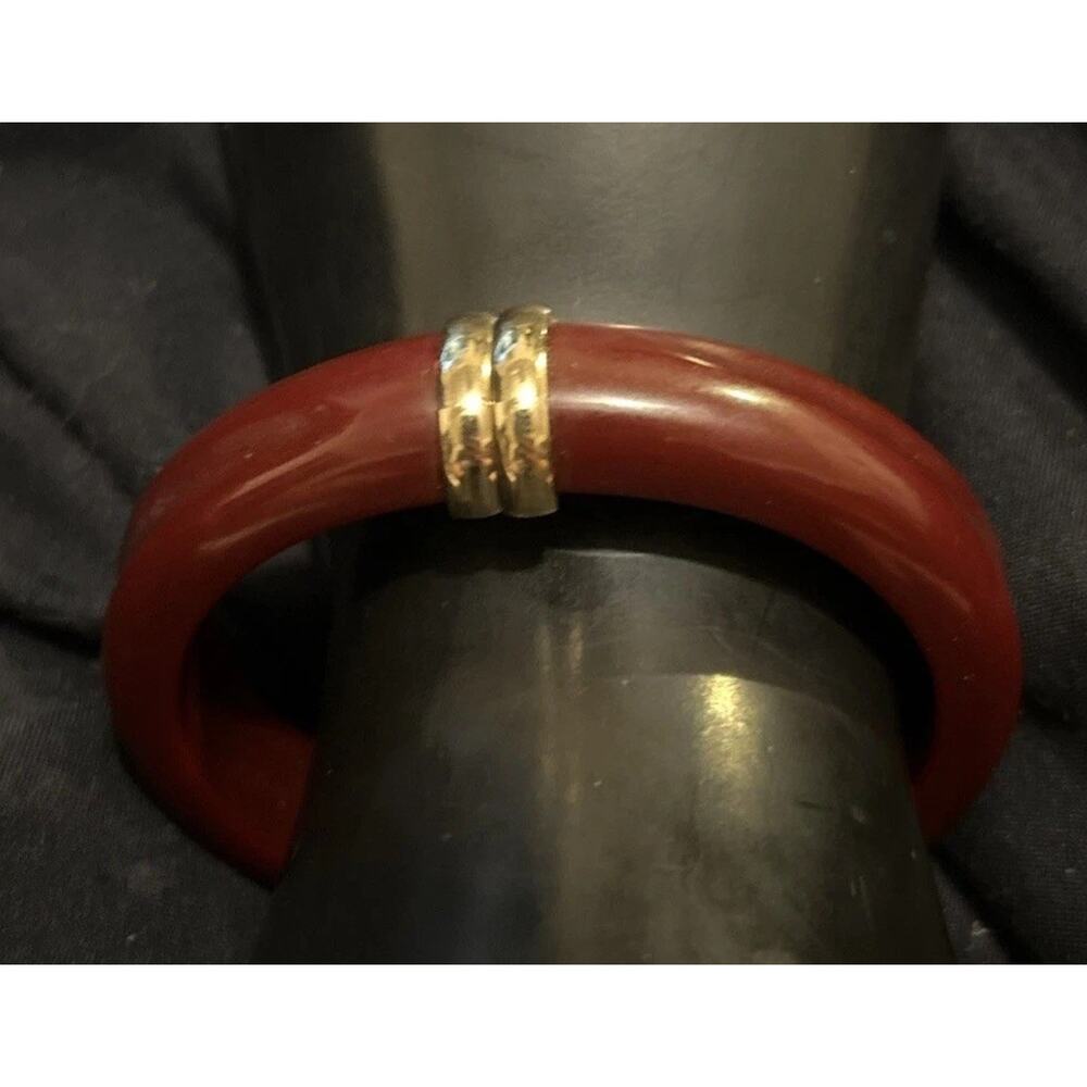 Vtg Avon Goldtone Burgundy Lucite Hinged Clamper Bangle Bracelet
